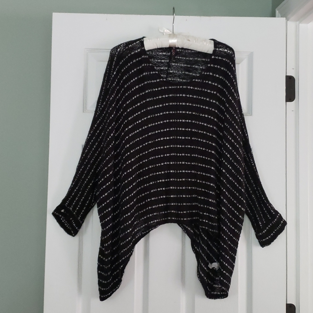 Black & White Top Size Small / Good condition